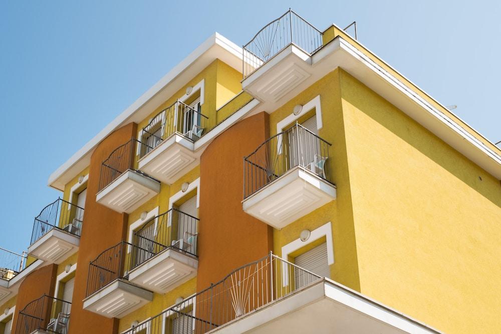 Hotel St Pierre Rimini Bagian luar foto