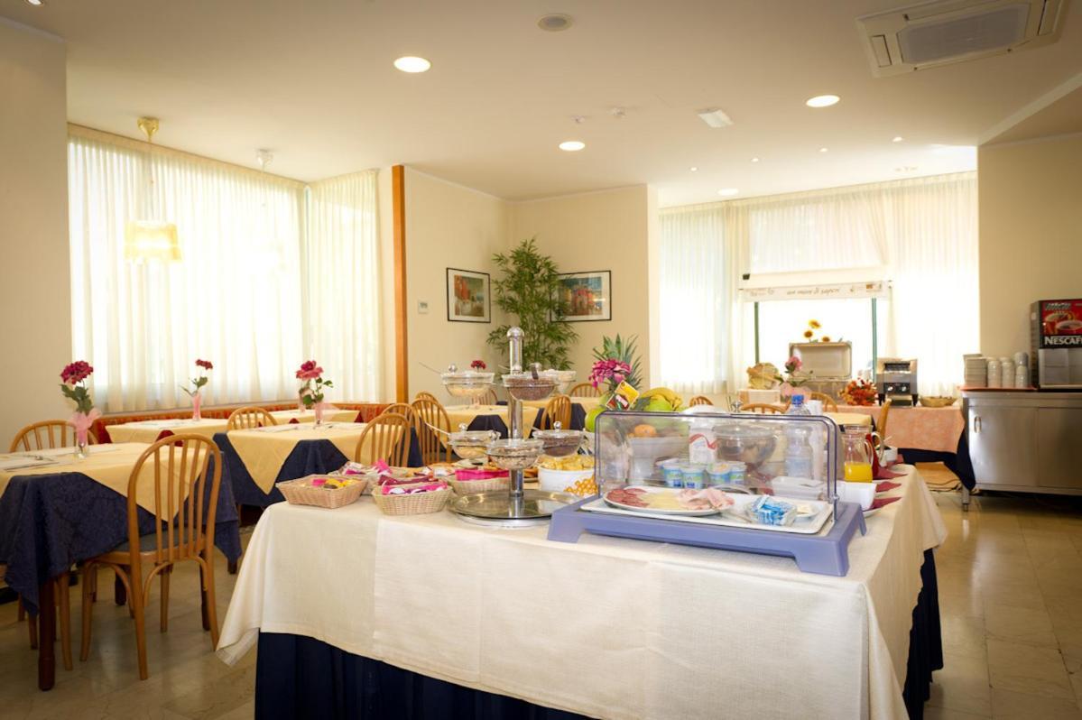 Hotel St Pierre Rimini Bagian luar foto