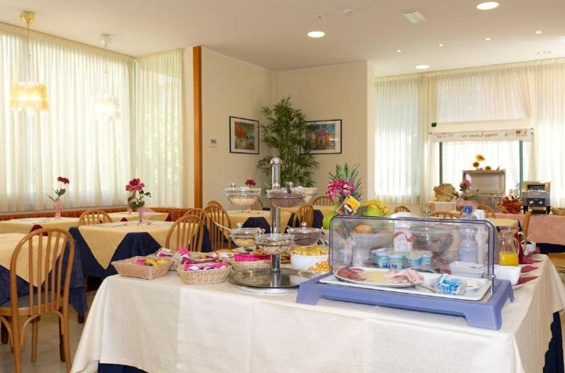 Hotel St Pierre Rimini Bagian luar foto