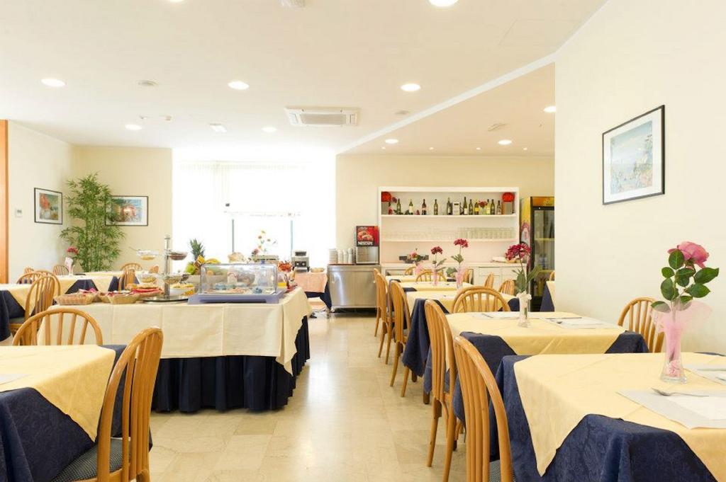 Hotel St Pierre Rimini Bagian luar foto