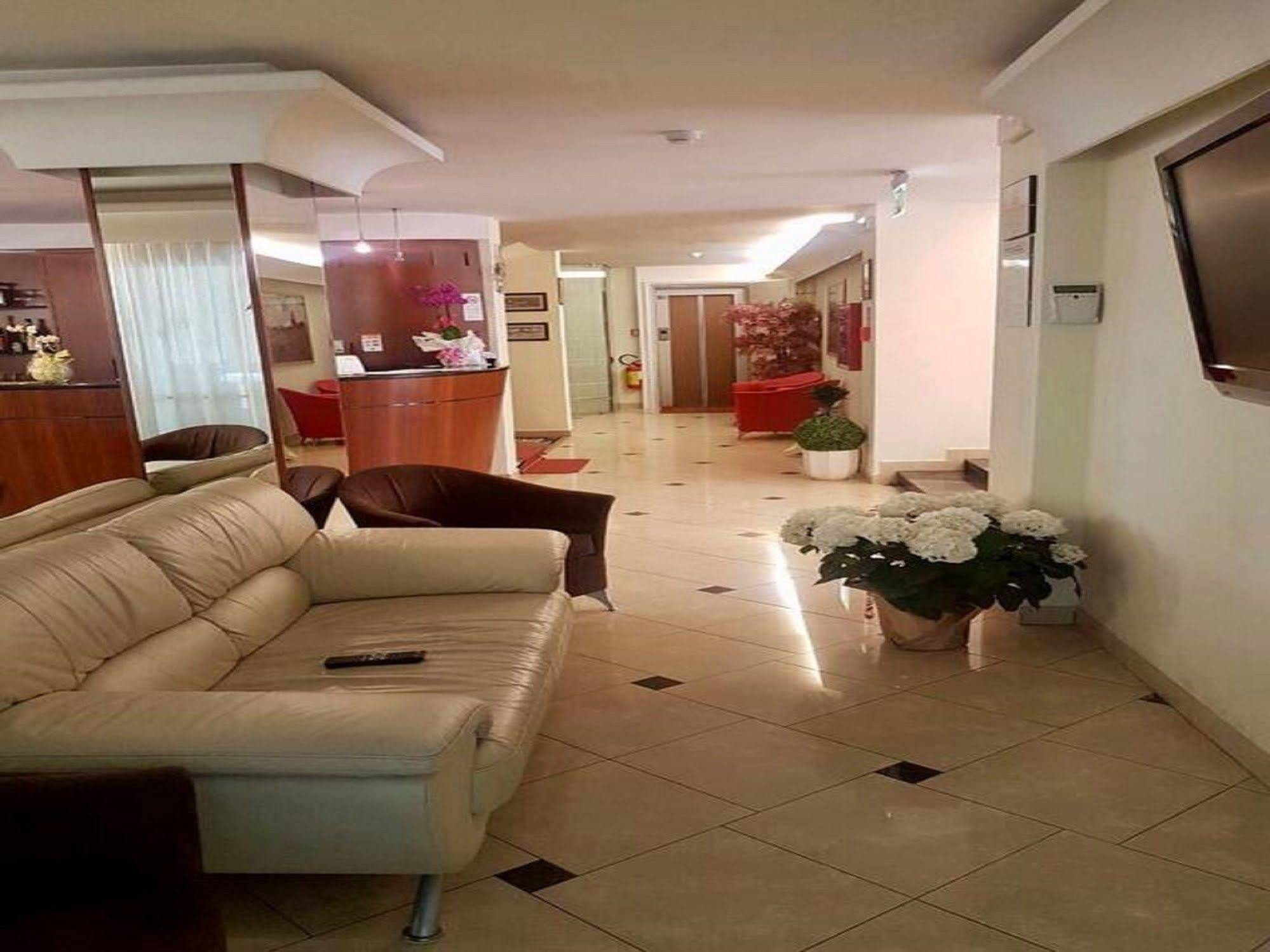 Hotel St Pierre Rimini Bagian luar foto