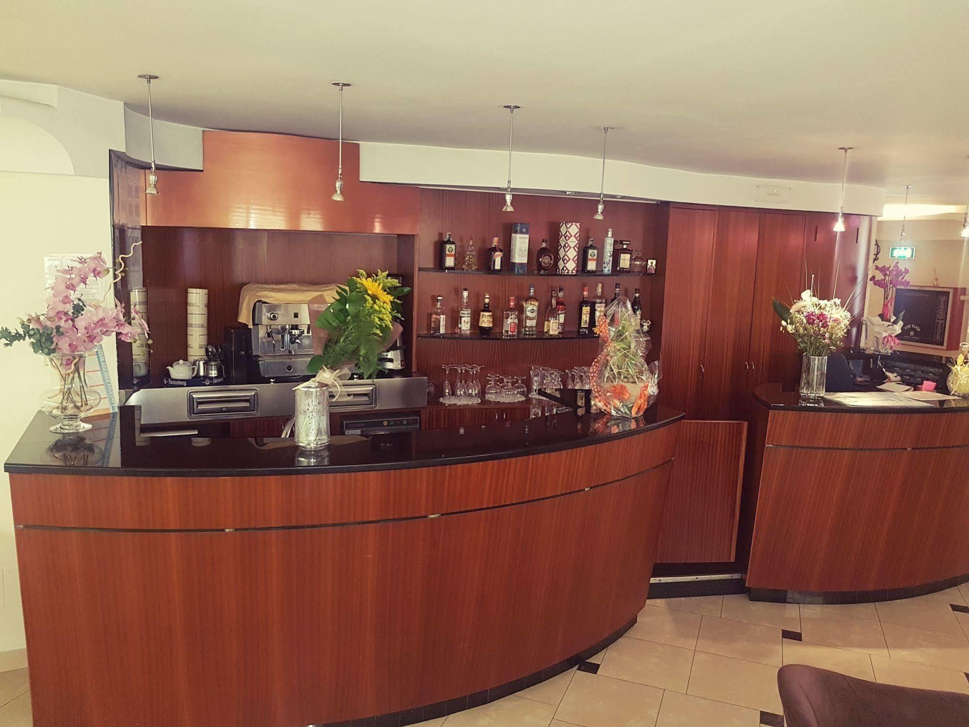 Hotel St Pierre Rimini Bagian luar foto