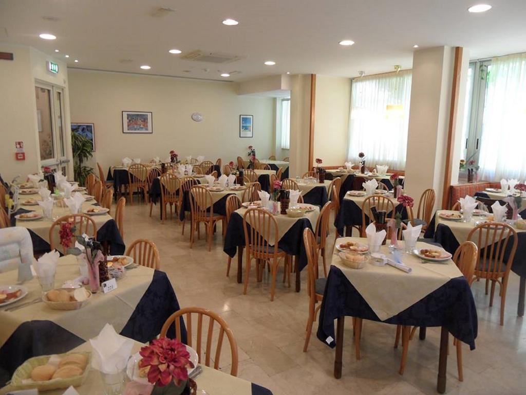 Hotel St Pierre Rimini Bagian luar foto